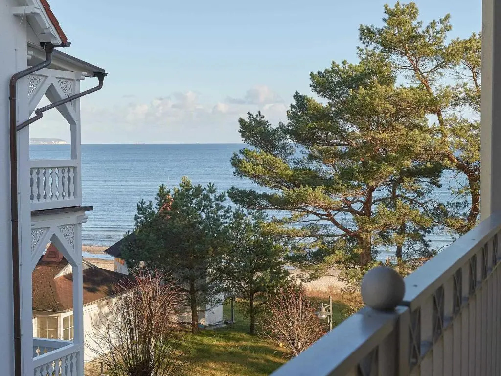 Villa "Atlantic" in Binz - WG 6 mit Balkon und seitlichem Meerblick