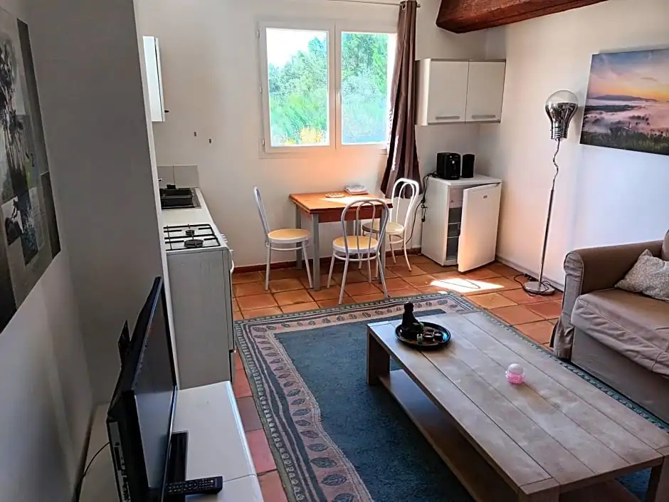 Chambre basilic 2p, 2 nuits max, dans petit chalet 6km du festival de piano de la roque d'anthéron