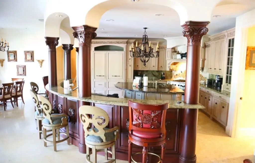 Extravagant Golden Mansion 6 Bedrooms 8 Bathrooms in the Finest Las Olas Area