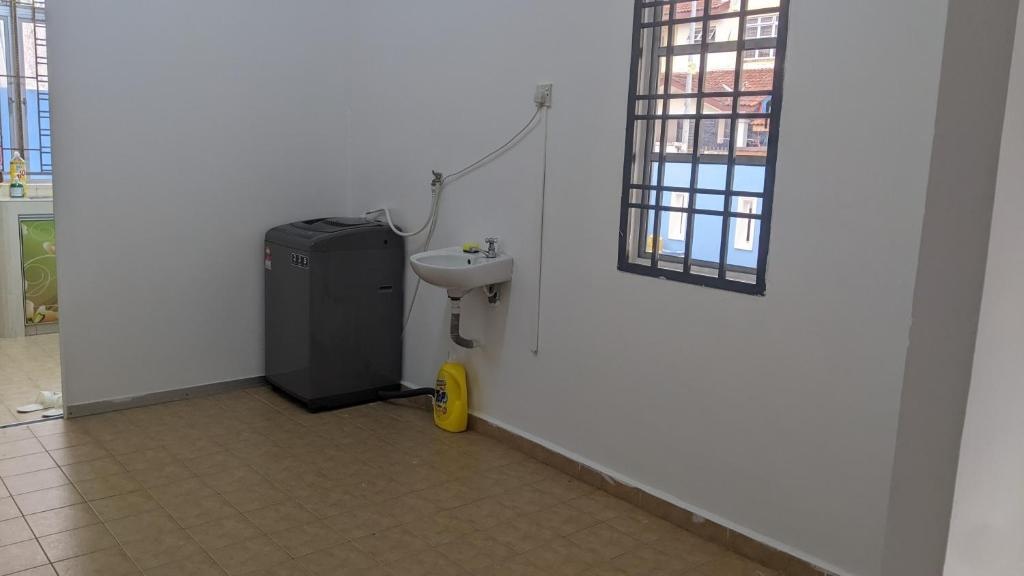 Johor Bahru 6 Bedrooms Corner House: Big & Comfort