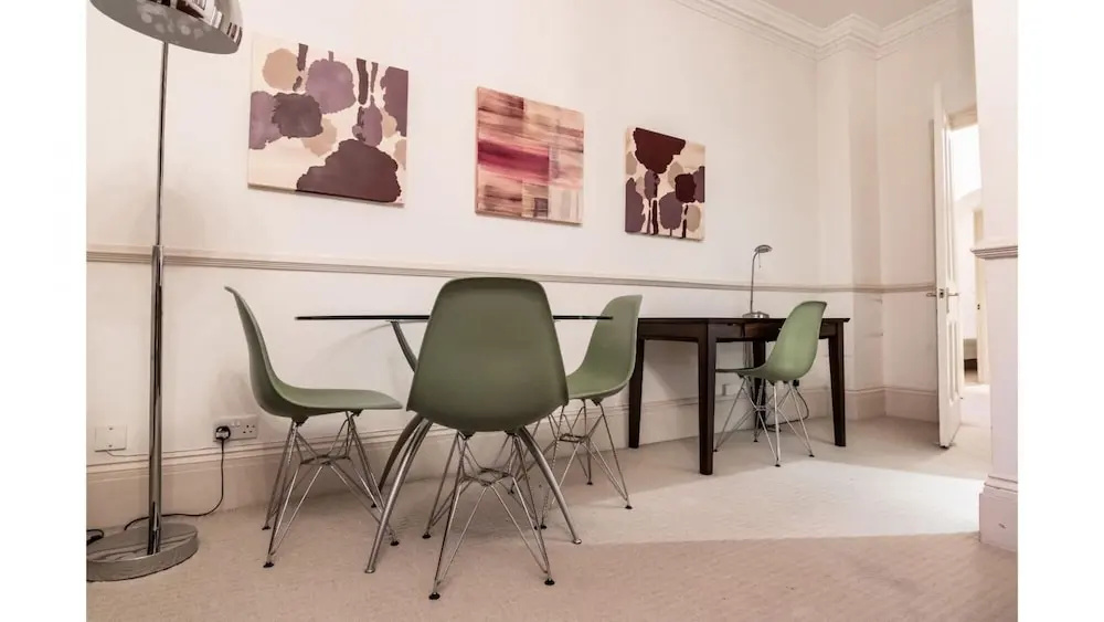 Magnific 3 Bedroom Apartment in Kew Gardens