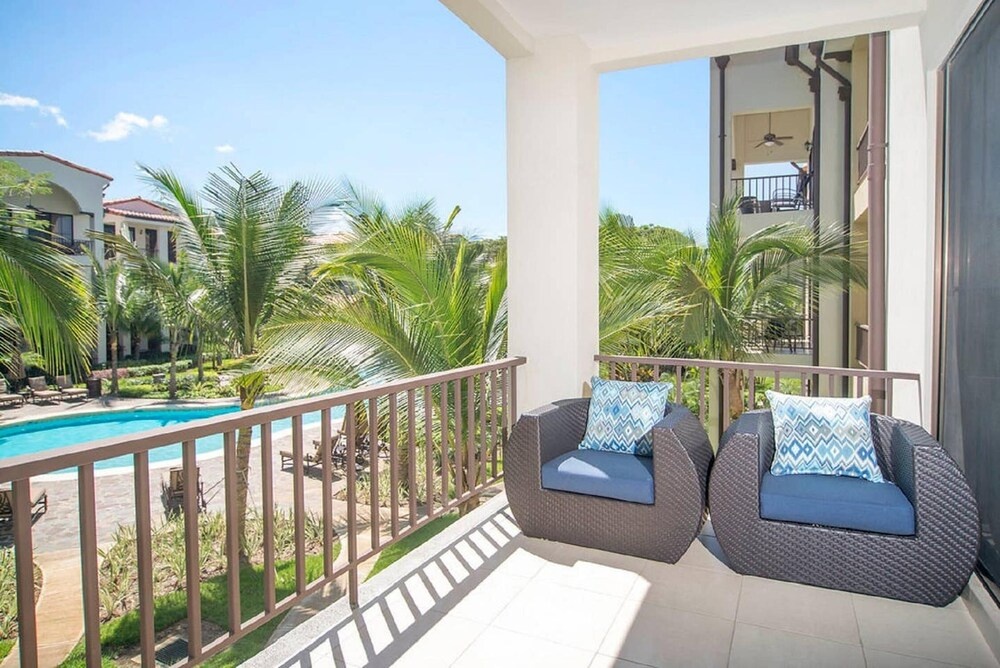 Beautiful 2 Bedroom Pacifico Condo by the Pool