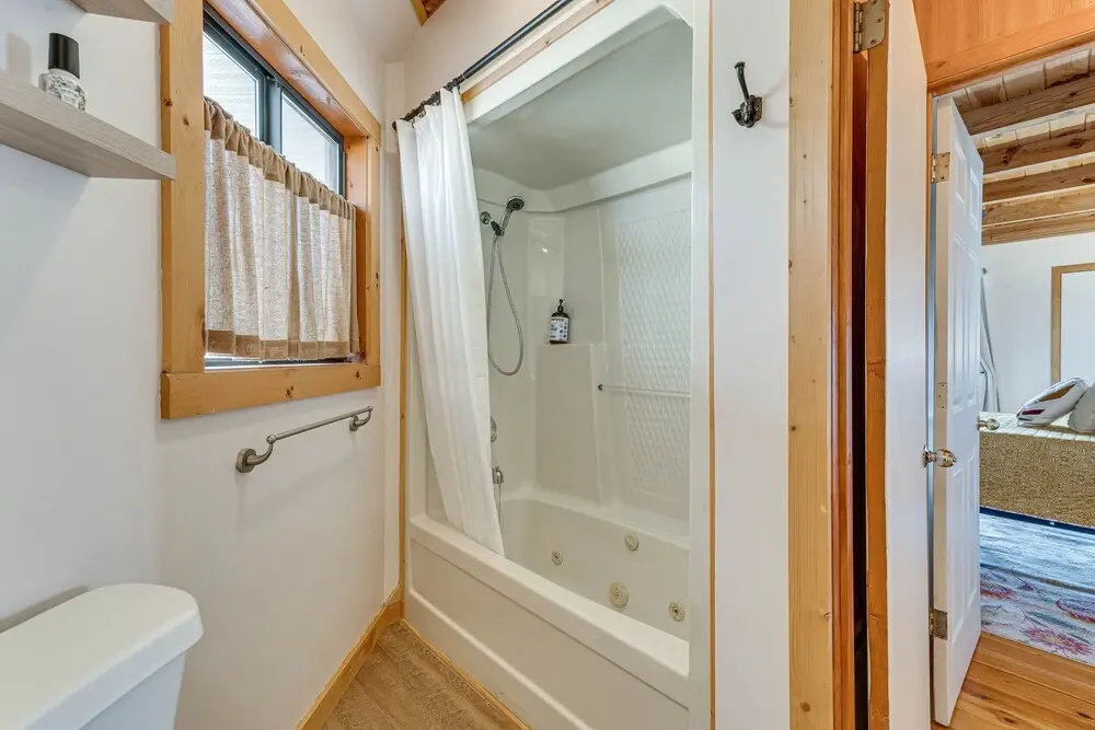 Mountaintop Blue Ridge Cabin: 2 Mi to Downtown