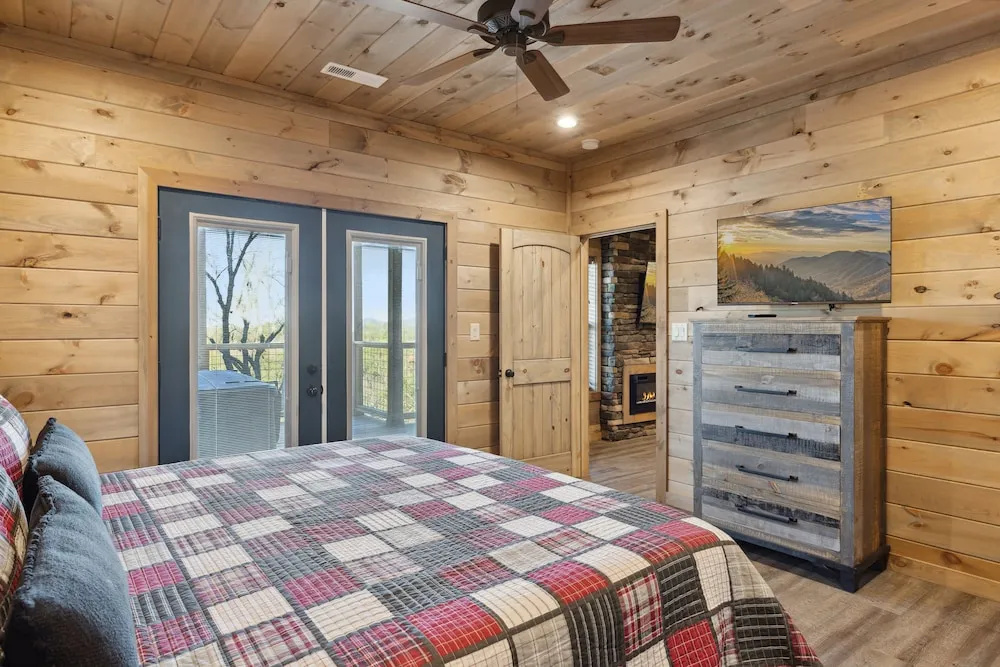 Treehouse Lodge 5 Bedroom Cabin by RedAwning