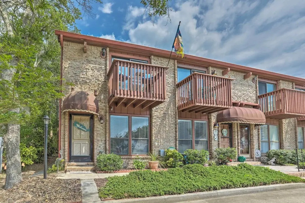 Walk to Ocean: North Myrtle Beach Townhome!