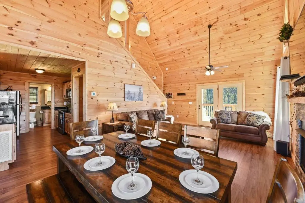 Walnut Ridge Cabin. Sleeps 7-11! Hot tub, pool table, minutes to downtown Gatlinburg!