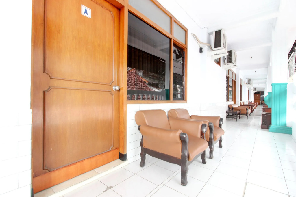 RedDoorz Plus near Alun Alun Selatan