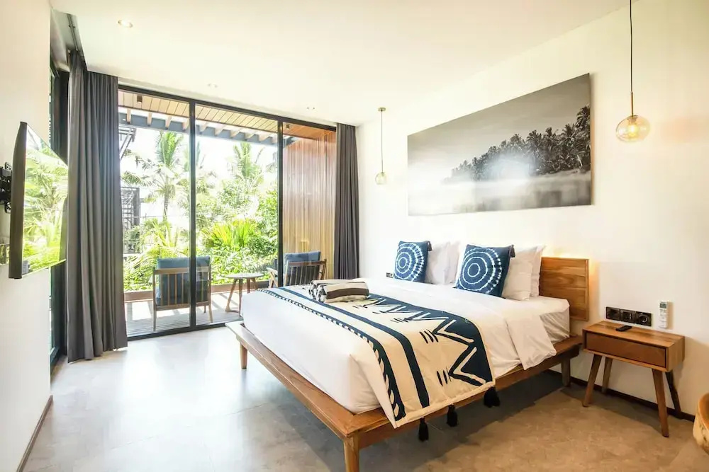 Seaside Escape: 4BR Villa, 190m to Canggu Beach