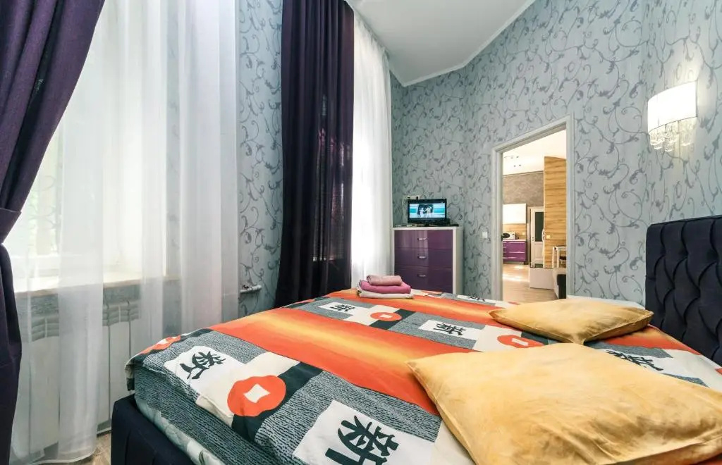 One bedroom. 6 Zankovetskoi St. Near a Khreschatyk