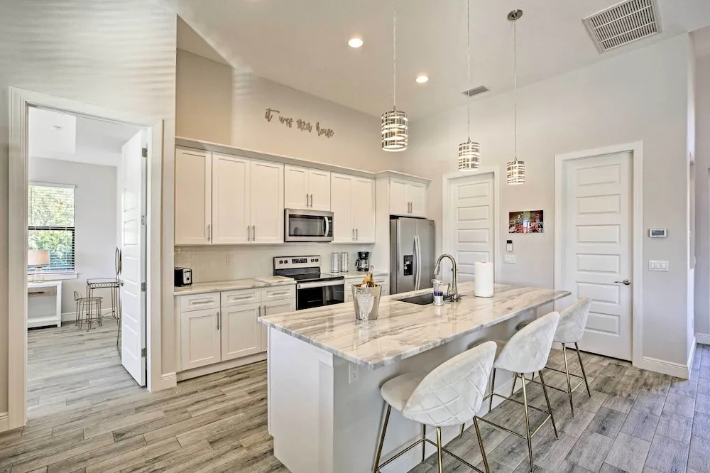 Sun-Seekers Getaway: Lavish Cape Coral Villa