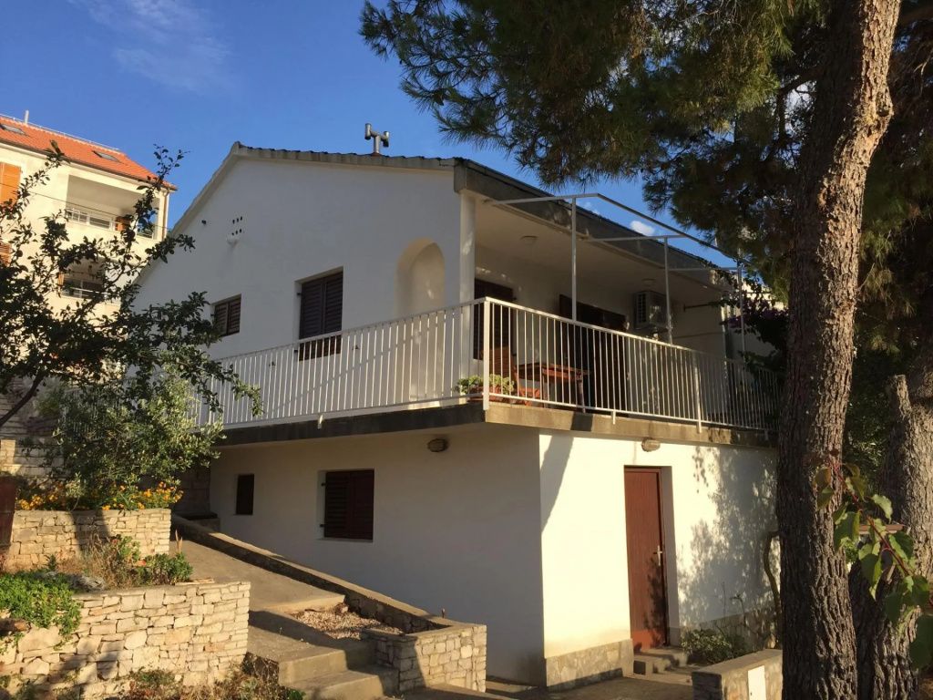Vanesa - 50m From the sea - H