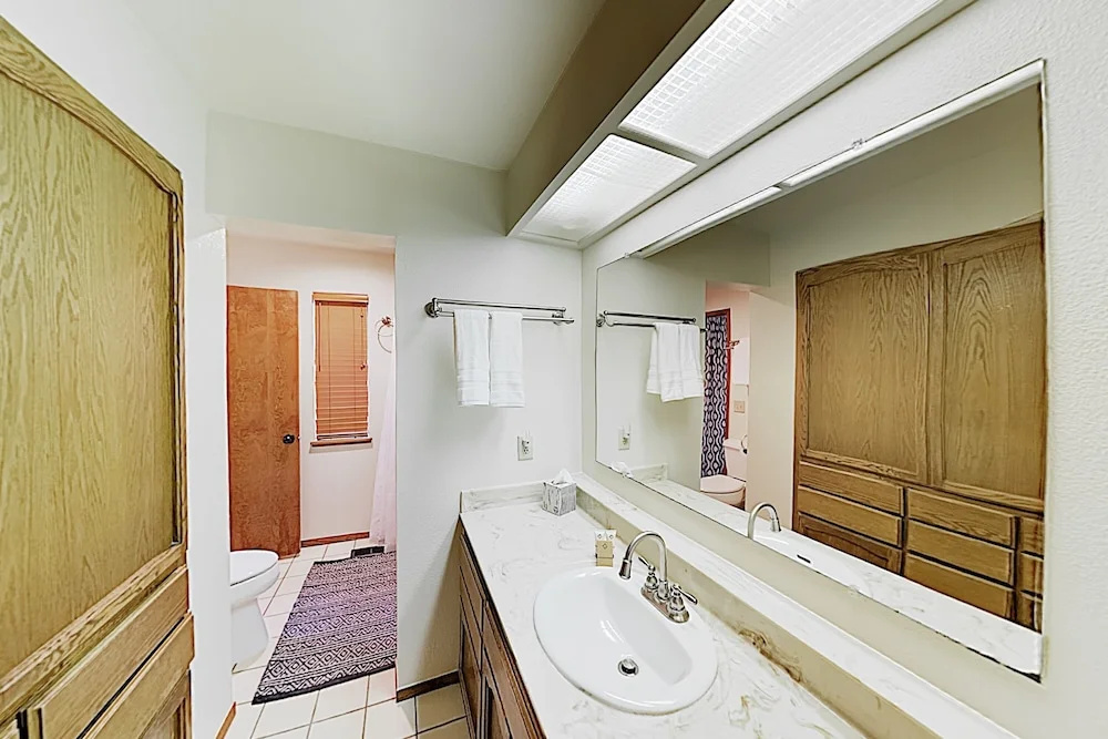 Scenic 5-acre W/ Private Hot Tub & Studio 4 Bedroom Home