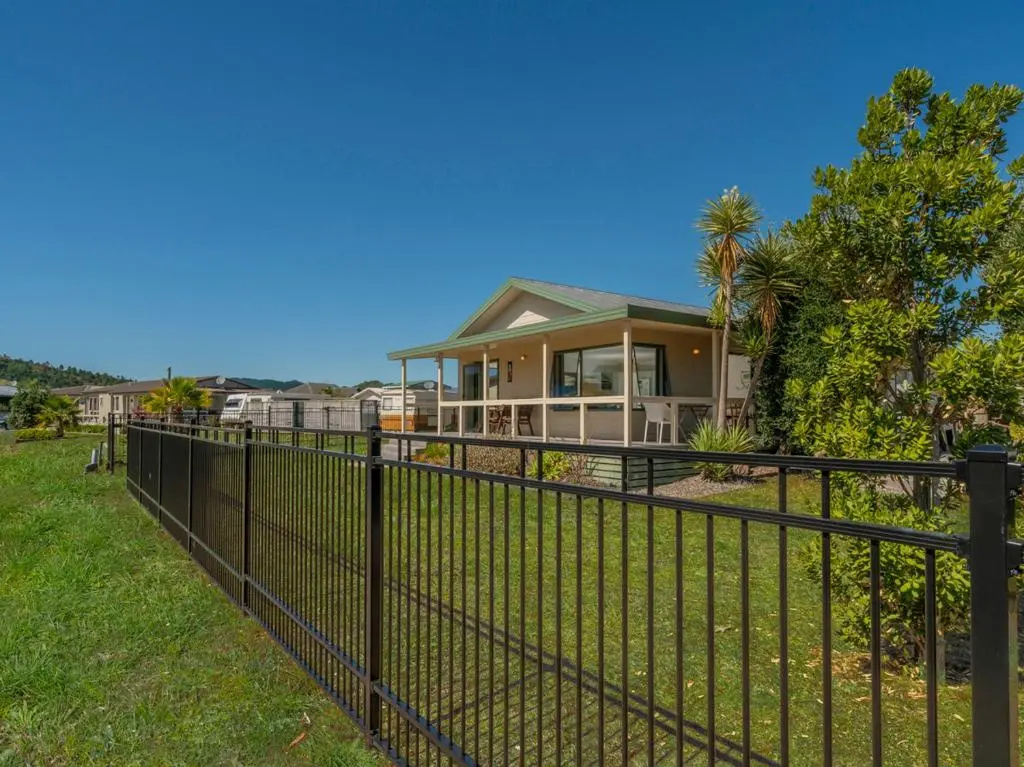 Captain's Cabin - Cooks Beach Holiday Home