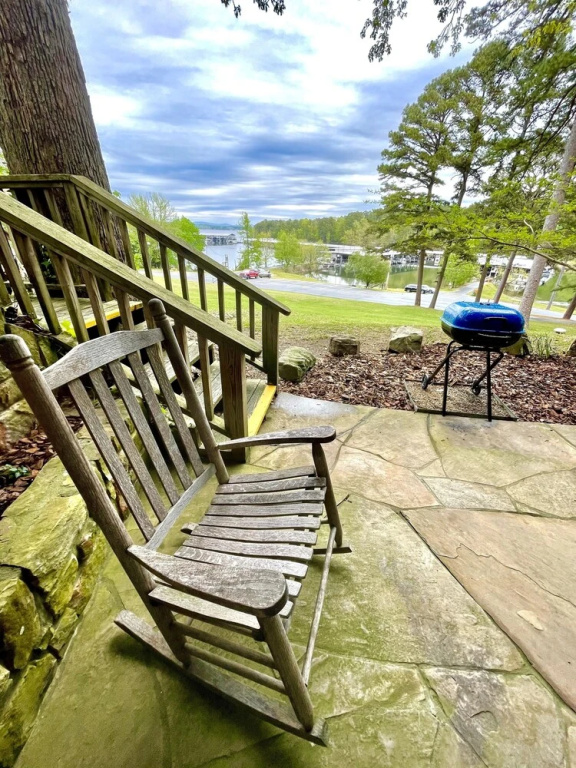 SU15, Spacious studio with full kitchen, dining table and rock patio overlooking the lake! Hotel Room