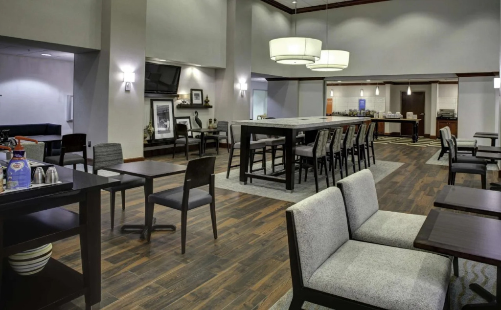 Hampton Inn & Suites at Lake Mary Colonial Townpark