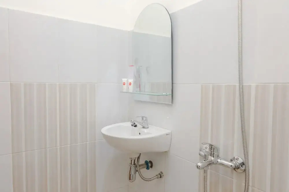 Oyo Flagship 1603 Antosa Silver Key