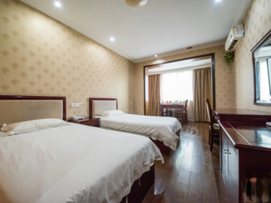 Xihuan Business Hotel (Nantong Outer Ring West Road Open University)