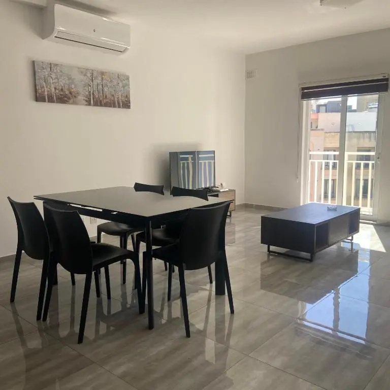 F10-2 Room 2 single beds shared bathroom in shared Flat