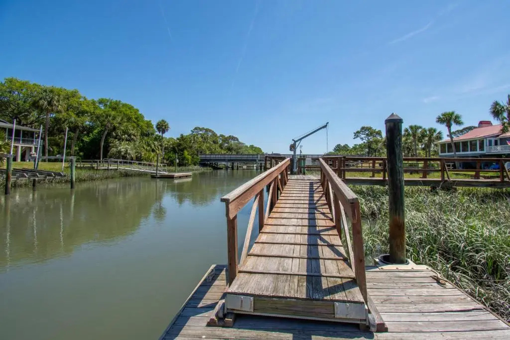 383 Tarpon Blvd