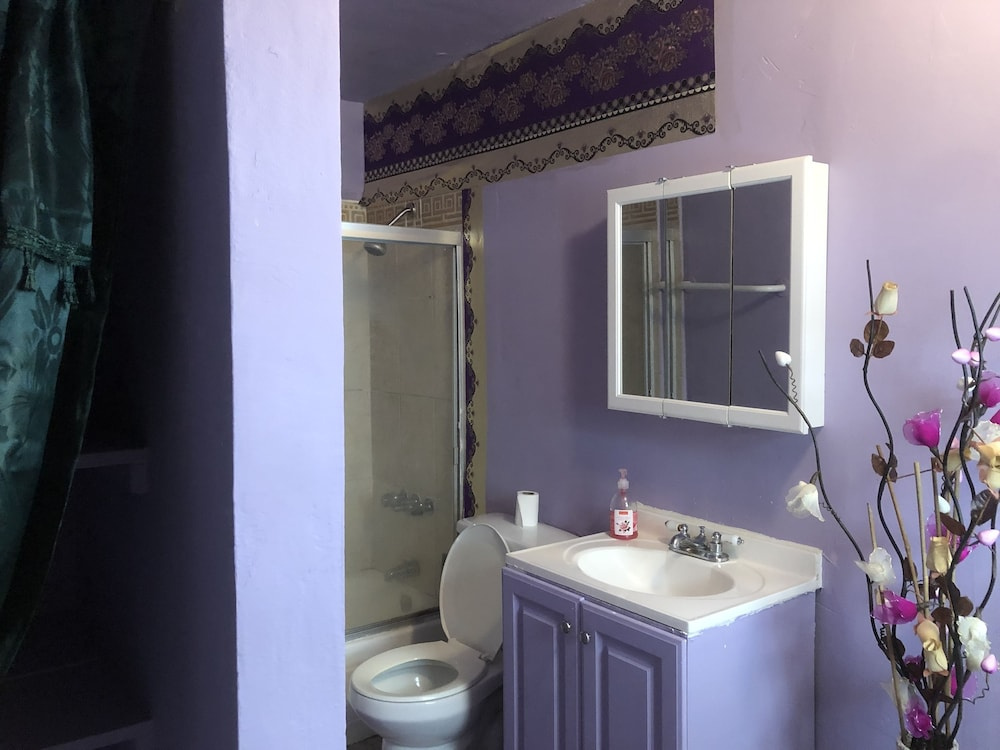 Hollywood Budget Guest Rooms