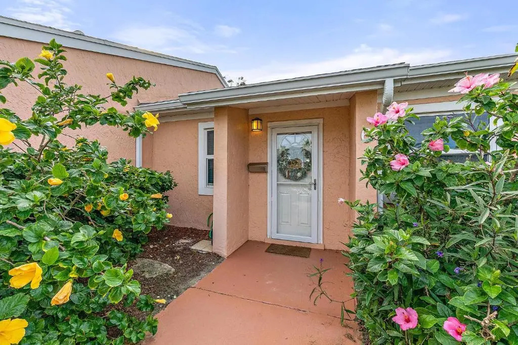 Island Oasis - 3br 2ba - steps to the ocean!