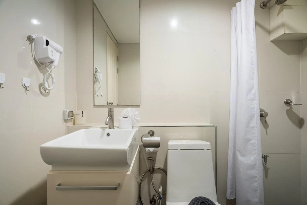 High floor 3 bdr apartment with pool and gym