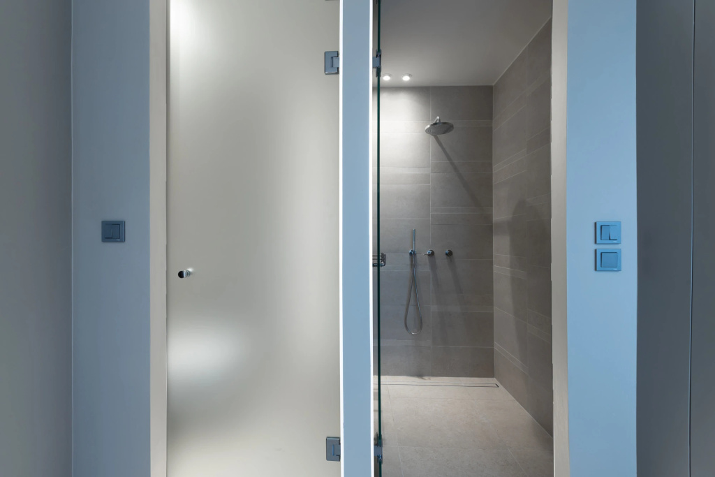 Grey and White 2BD Apartment 132m2 Free Parking