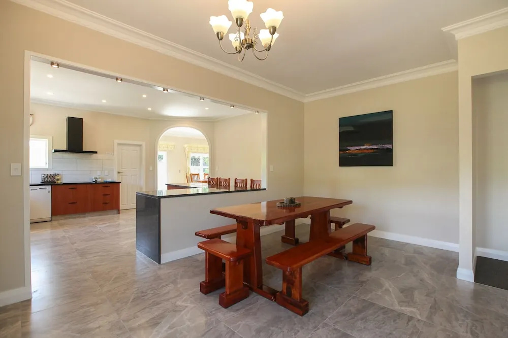 Luxury 5 Brm Oasis in Temple View