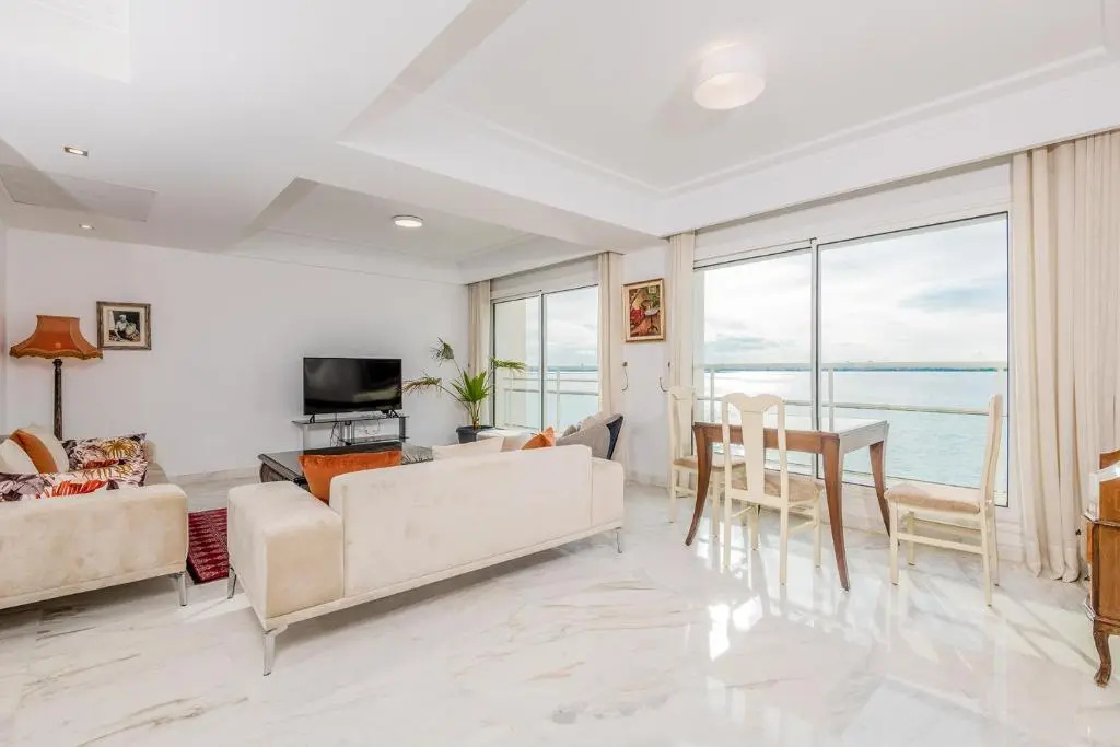 luxury apartement lake view