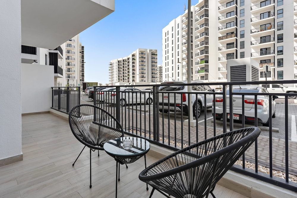 1BR Near Yas Marina w Building Pool hot tub