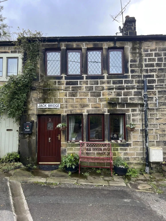 2 Bed Cottage - Sleeps 4 - Pets - Parking