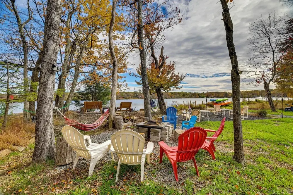 Lakefront Pocono Retreat w/ Hot Tub & Movie Hub