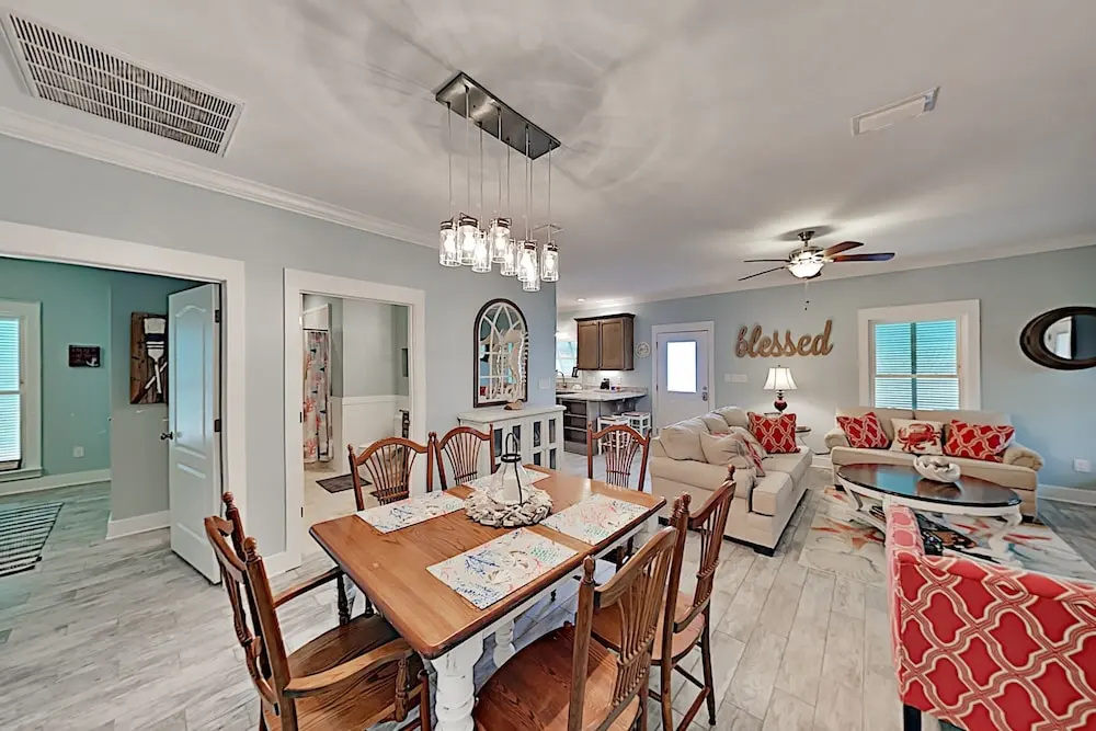 Stylish Beach W/ 2 Pools & Screened Deck 3 Bedroom Cottage