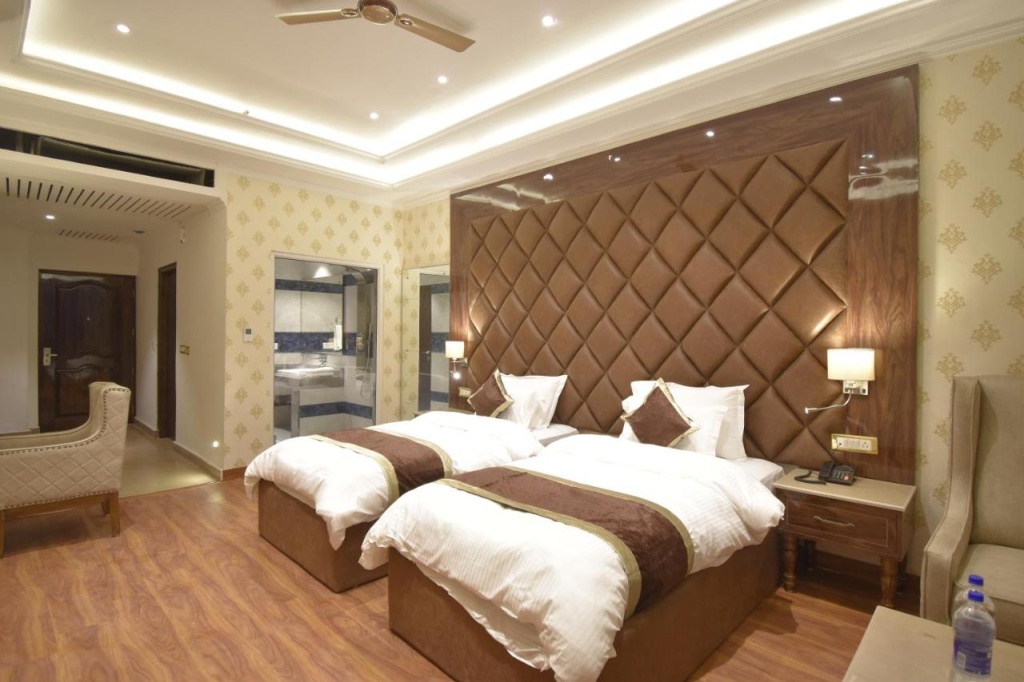 Grand Him Queen AC Room