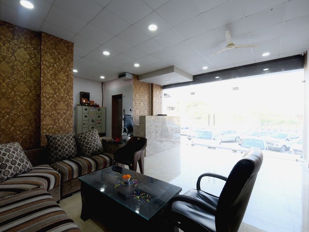 OYO 23606 Hotel Danaria