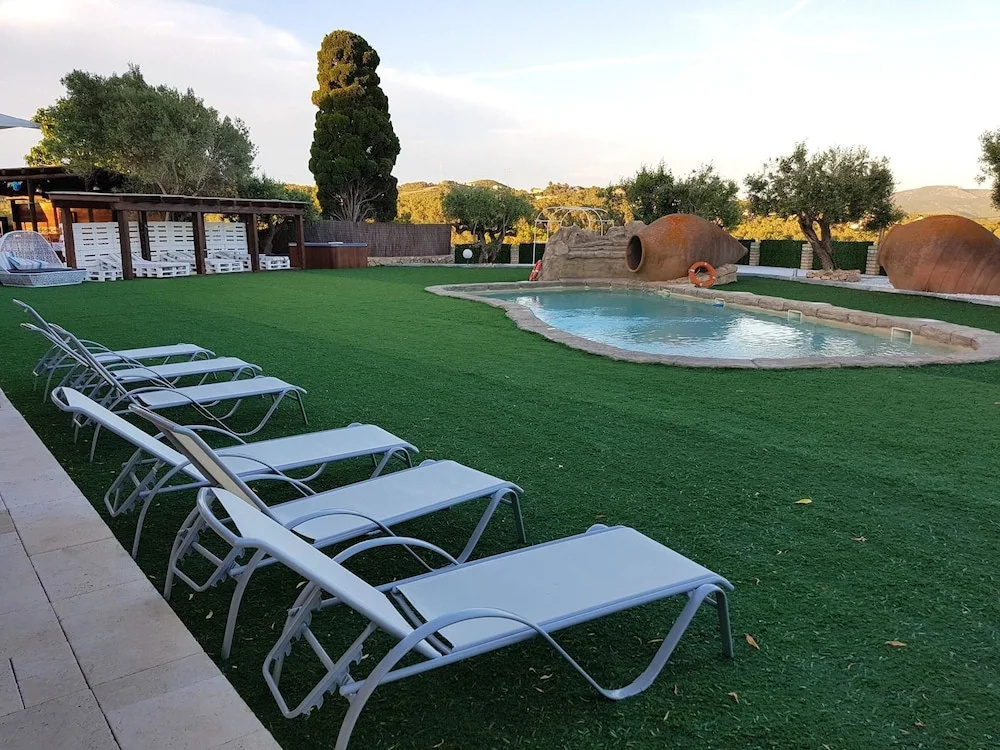 Spacious villa in Can Trabal with private pool and jacuzzi 980 m²