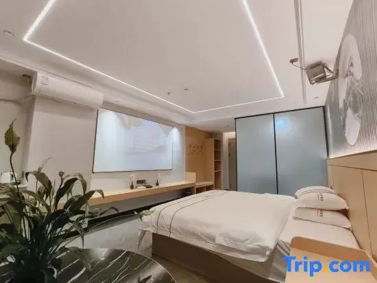 Left Bank Light Luxury Apartment (Zhanjiang Potou Nanyou)