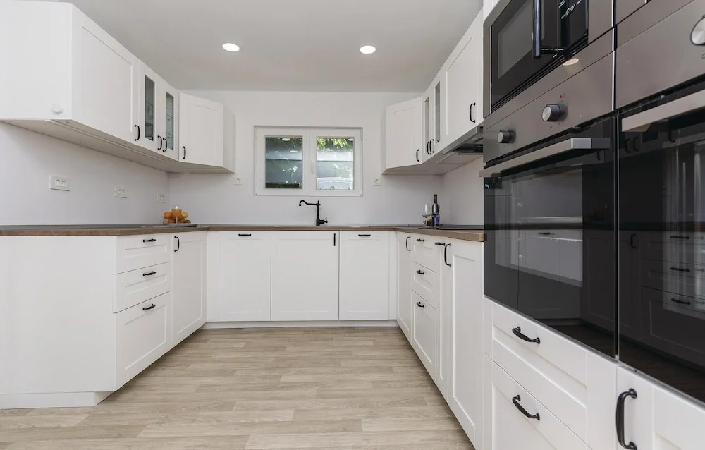 Ten-Bedroom Holiday Home In Petrcane