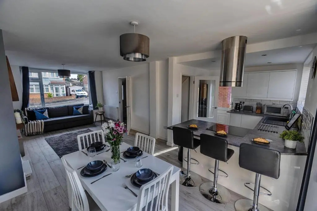 Modern 3-Bed House with Parking - Sleeps 7!