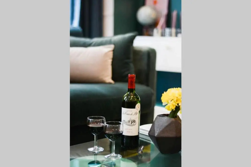 Amazing 10bed in the heart of le marais and suprises...