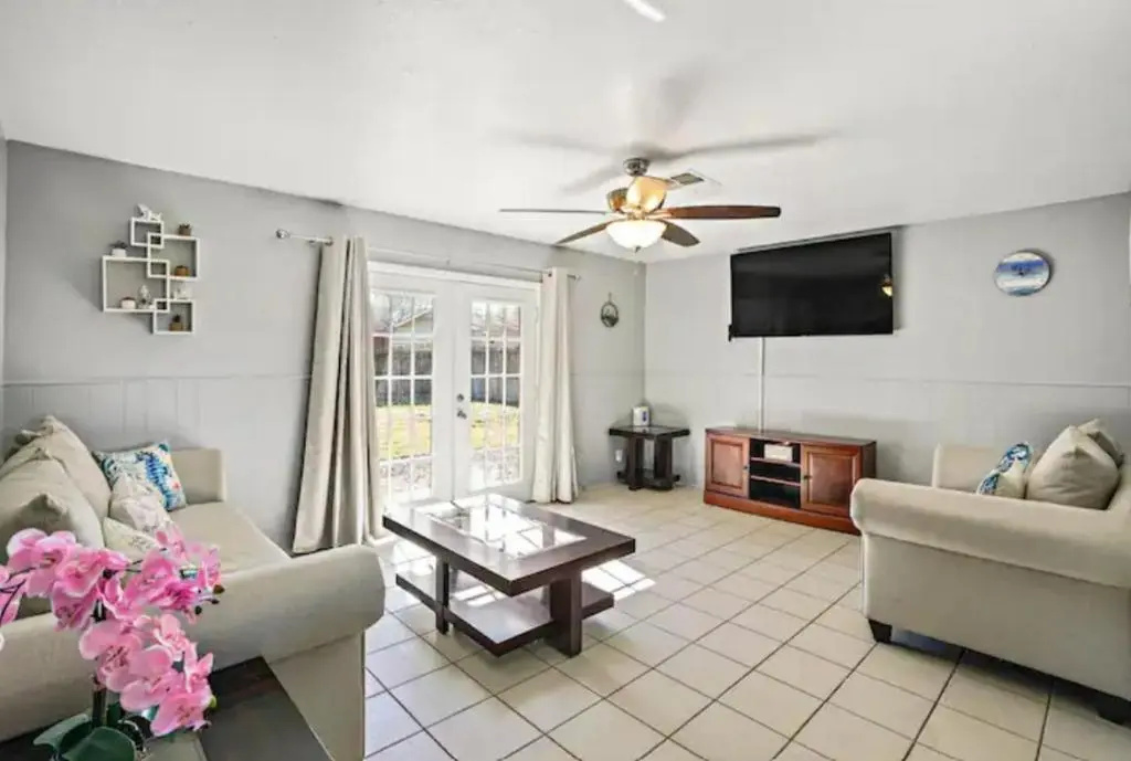 Pet Friendly 3BR 15BA w 65 TVs Nearby Shopping - Birchwood