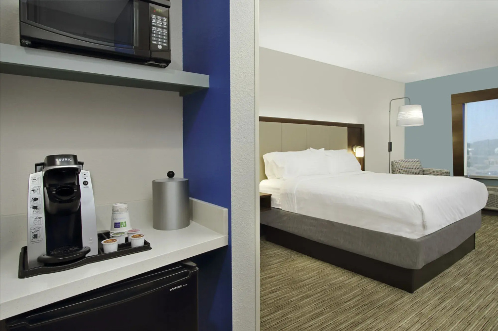 Holiday Inn Express & Suites Columbus North by IHG