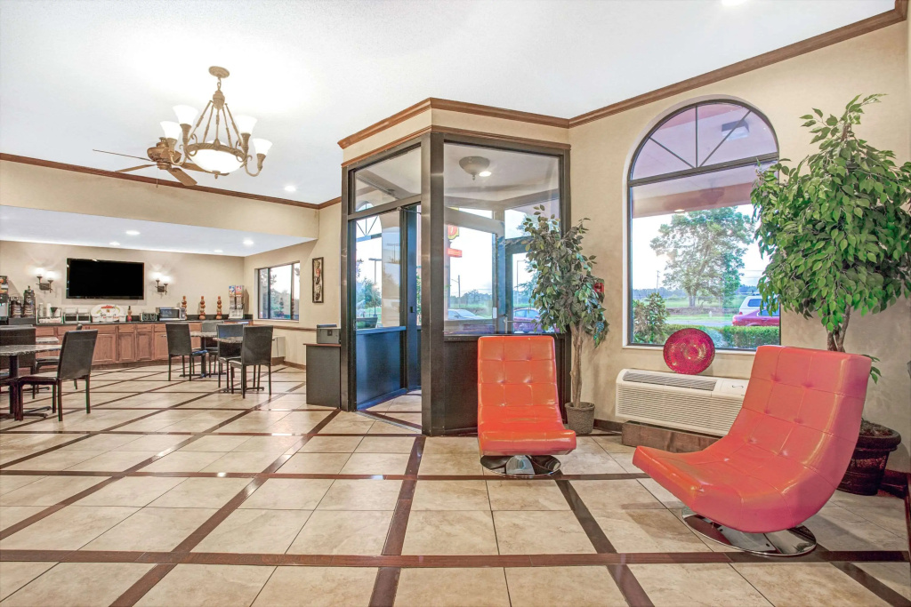 Super 8 by Wyndham Clinton