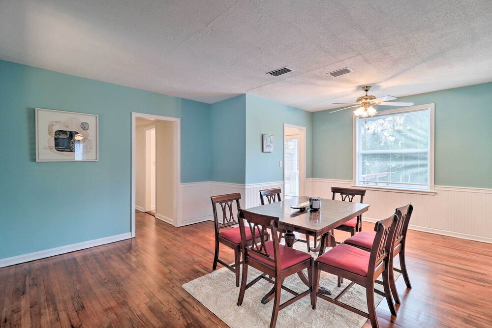 Jacksonville Retreat w/ Pool & Yard - 3 Mi to Zoo!