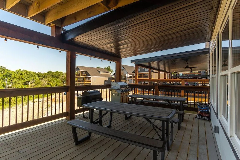 Hook Wine & Sinker 10 Bedroom Home by RedAwning