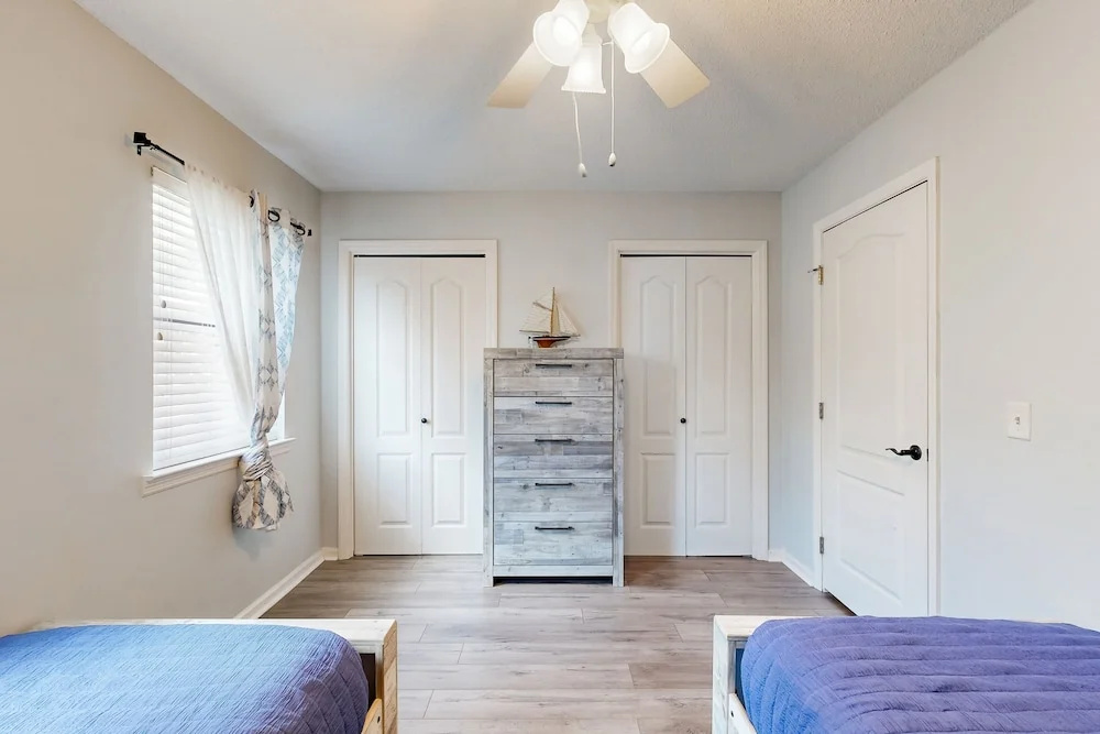 Inviting Condo With an Outdoor Pool, Washer/dryer, & AC - Near the Beach