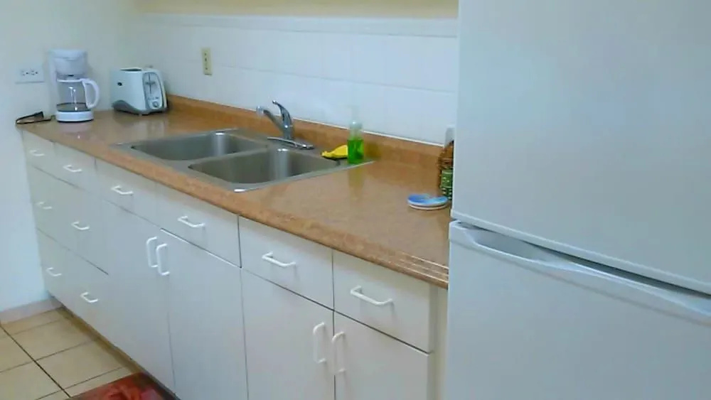 Renovated one bedroom 2 min to the beach