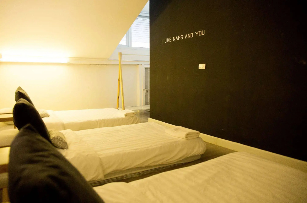 Two Gals And The Pig Boutique Hostel
