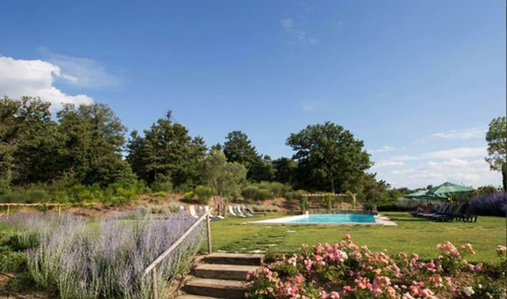 Luxury Resort with swimming pool in the Tuscan countryside, apartments with private outdoor area with panoramic view