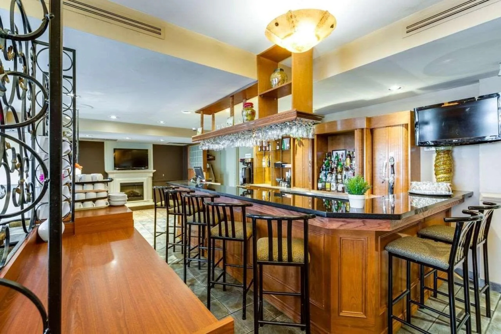 Monte Carlo Inn Oakville Suites